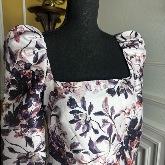 Badgley Mischka
Floral Flounce Hem Gown - Picture 6 of 16